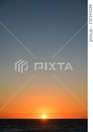 オーストラリア西海岸で眺めるインド洋の超絶景な夕暮れ 132343288