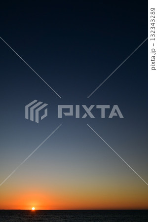 オーストラリア西海岸で眺めるインド洋の超絶景な夕暮れ 132343289