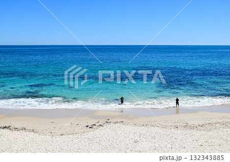 オーストラリア西海岸のパースにあるビーチのとても美しい風景 オーストラリア西海岸のパースにあるビーチのとても美しい風景 132343885