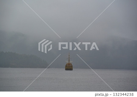 気嵐が発生する芦ノ湖と箱根海賊船　神奈川 132344238