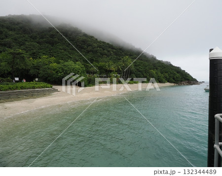 フィッツロイ島の浜辺と山影(桟橋あり) フィッツロイ島の浜辺と山影(桟橋あり) 132344489