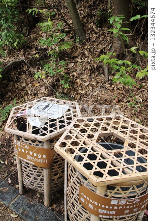観光地に置かれた竹で編んだゴミ箱(京都・嵯峨野) 観光地に置かれた竹で編んだゴミ箱(京都・嵯峨野) 132344674