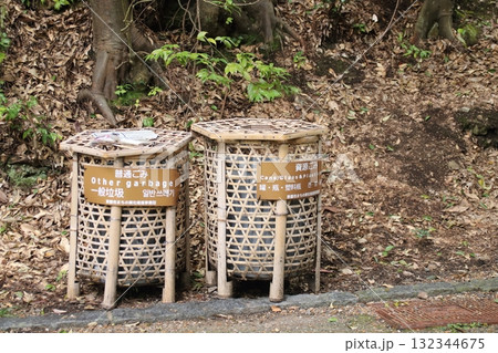 観光地に置かれた竹で編んだゴミ箱(京都・嵯峨野) 観光地に置かれた竹で編んだゴミ箱(京都・嵯峨野) 132344675
