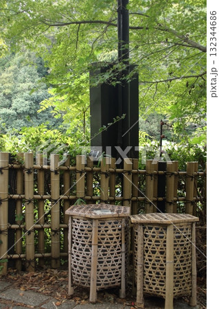 京都・嵯峨野の竹で編まれたゴミ箱 京都・嵯峨野の竹で編まれたゴミ箱 132344686