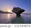 沖縄・浜比嘉島・アマミチューから見た夕景 132344874