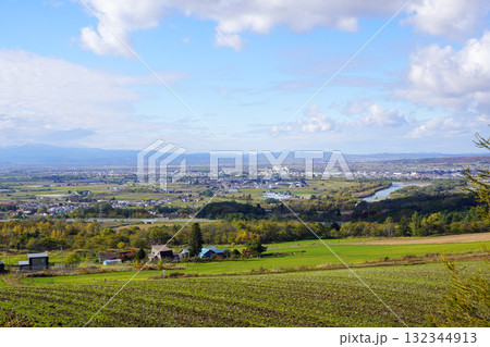 深川市戸外炉峠の駐車公園から見える深川の町 深川市戸外炉峠の駐車公園から見える深川の町 132344913
