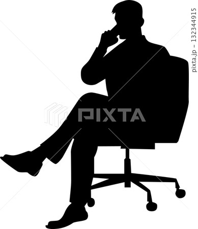 椅子に座って電話するビジネスマン 132344915