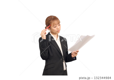 資料を持って悩む女性 132344984