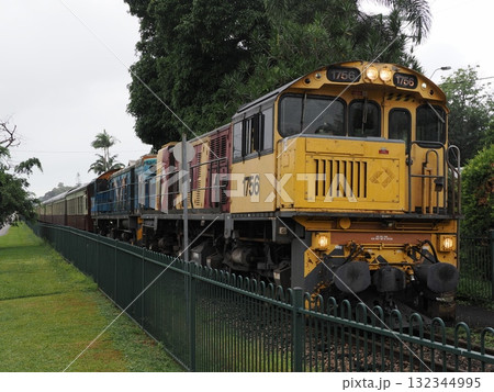 キュランダ高原列車 — 1756号機関車と彩り豊かな車両たち 132344995