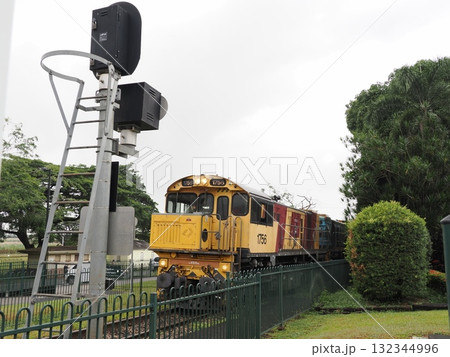 キュランダ高原列車 — 緑の中を走る1756号の力強い姿 132344996