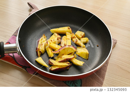 さつまいものマスタード炒め　しお味 132345093