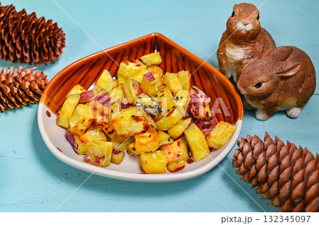 さつまいもの揚げ焼き 黒ごまシロップ和え さつまいもの揚げ焼き 黒ごまシロップ和え 132345097