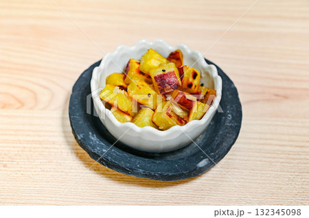 サツマイモの揚げ焼き 黒ごまとシロップ和え サツマイモの揚げ焼き 黒ごまとシロップ和え 132345098