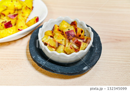 サツマイモの揚げ焼き　黒ごまとシロップ和え 132345099