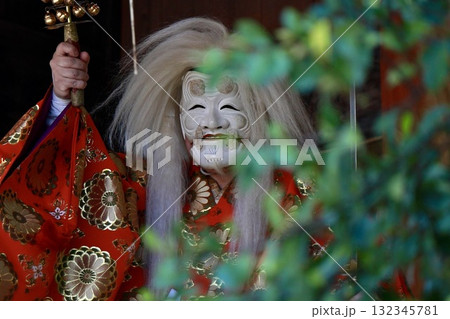 神社の祭り神楽の舞 132345781