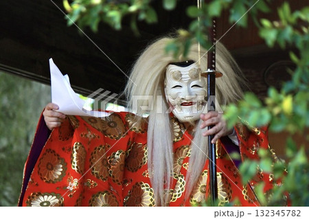 神社の祭り神楽の舞 132345782