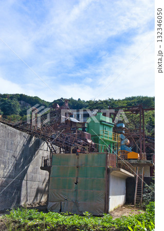 山の中にあるメカニカルな採石場 132346050