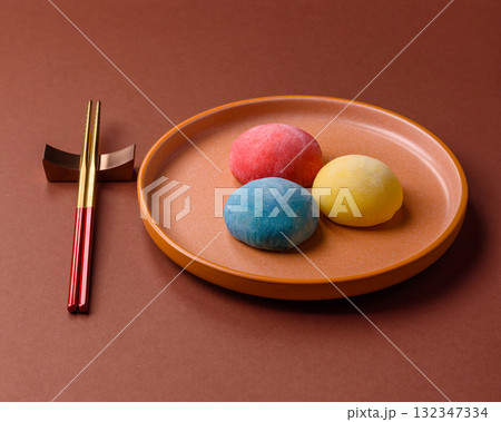 Japanese mochi, ice cream or Asian sweets with fruit filling. Mochi of different colors Japanese mochi, ice cream or Asian sweets with fruit filling. Mochi of different colors 132347334