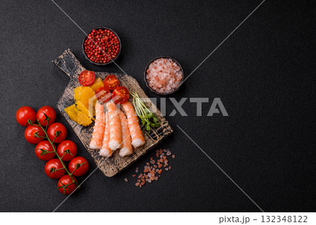 Bowl with shrimps, seafood, rice, oranges, tomatoes with sauce. Bowl with prawns 132348122