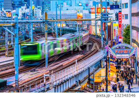 日本の東京都市景観インバウンド続く…外国人観光客らで賑わうアメ横や山手線などを望む＝24日 132348346