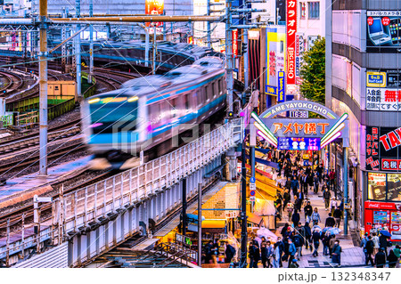 日本の東京都市景観 インバウンド続く…外国人観光客らで賑わうアメ横や京浜東北線などを望む＝24日 132348347
