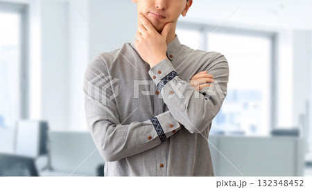 考えごとをする男性ビジネスマン 132348452