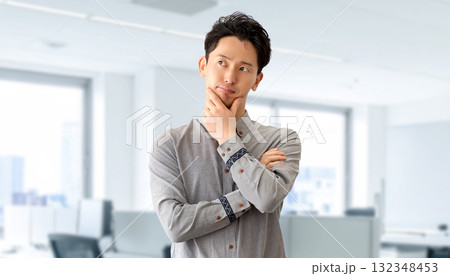 考えごとをする男性ビジネスマン 132348453