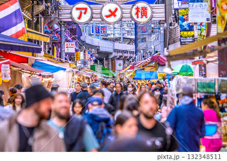 日本の東京都市景観10月24日インバウンド続く…まるで“異国”外国人観光客らで賑わうアメ横などを望む 日本の東京都市景観10月24日インバウンド続く…まるで“異国”外国人観光客らで賑わうアメ横などを望む 132348511