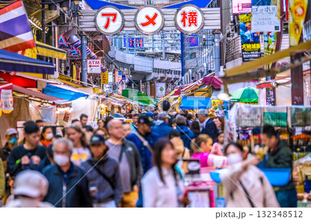 日本の東京都市景観10月24日インバウンド続く…まるで“異国”外国人観光客らで賑わうアメ横などを望む 132348512