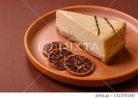 A piece of sweet New York cheesecake, dessert, cheese and vanilla pie. Classic cheesecake 132350100