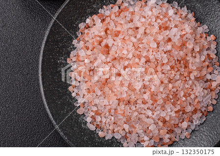 Salt pink Himalayan large crystals as food, for baths or aromatherapy. Pink salt Salt pink Himalayan large crystals as food, for baths or aromatherapy. Pink salt 132350175