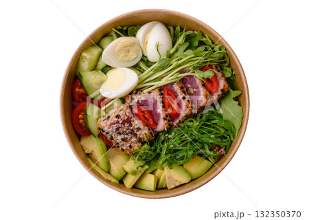 Seafood bowl, tuna tataki fillet slices with rice, oranges, tomatoes and sauce. Tuna bowl Seafood bowl, tuna tataki fillet slices with rice, oranges, tomatoes and sauce. Tuna bowl 132350370