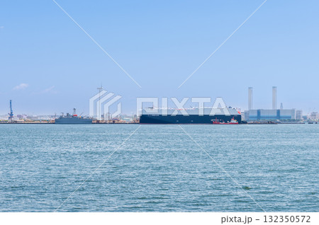 横浜港の大型貨物船（自動車運搬船）と海の風景 132350572