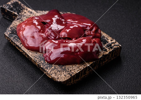 Raw fresh chicken or turkey liver, internal offal of poultry. Raw chicken liver Raw fresh chicken or turkey liver, internal offal of poultry. Raw chicken liver 132350965