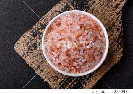 Salt pink Himalayan large crystals as food, for baths or aromatherapy. Pink salt Salt pink Himalayan large crystals as food, for baths or aromatherapy. Pink salt 132350980