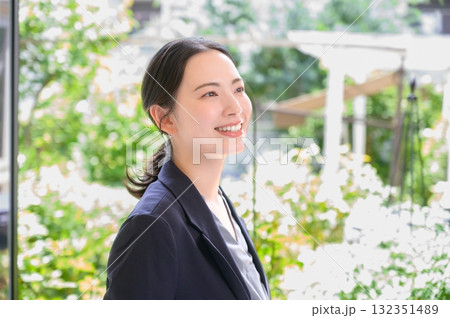 オフィスでパソコンを持つ日本人女性 オフィスでパソコンを持つ日本人女性 132351489