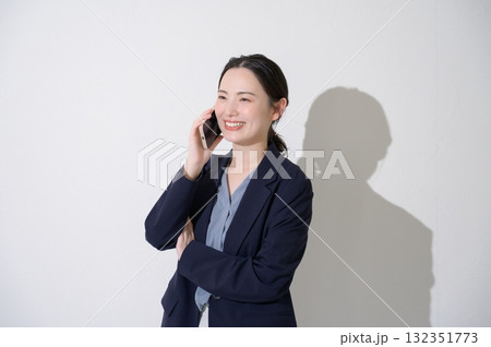 白背景でスマホで通話をする女性 132351773