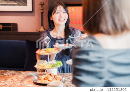 ホテルでアフタヌーンティーを楽しむ若い二人の女性 132351805