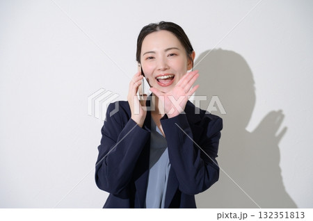 カメラ目線で呼びかける女性 カメラ目線で呼びかける女性 132351813