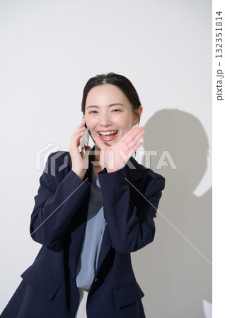 カメラ目線で呼びかける女性 132351814