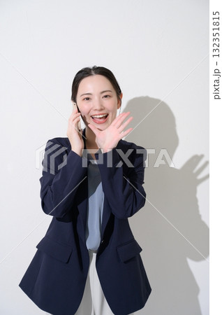 カメラ目線で呼びかける女性 132351815