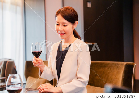 ワインの香りを楽しむ若い女性 132351887