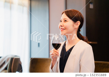 ワインの香りを楽しむ若い女性 132351889