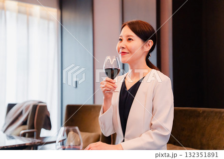 ワインの香りを楽しむ若い女性 ワインの香りを楽しむ若い女性 132351891