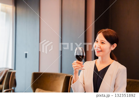 ワインの香りを楽しむ若い女性 ワインの香りを楽しむ若い女性 132351892