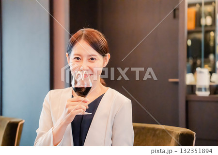 ワインの香りを楽しむ若い女性 132351894