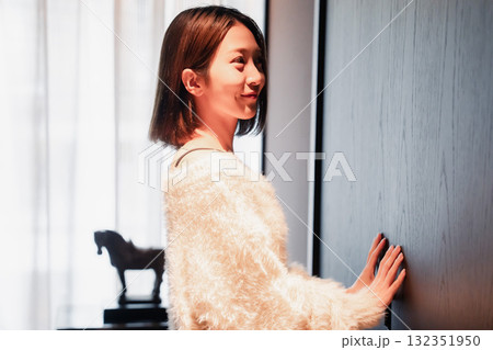 ラグジュアリーなホテルに到着して着替える若い女性 132351950
