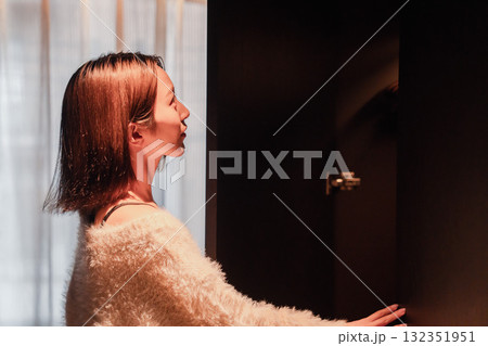 ラグジュアリーなホテルに到着して着替える若い女性 132351951
