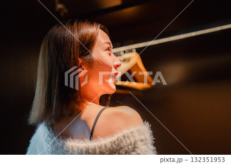 ラグジュアリーなホテルに到着して着替える若い女性 132351953