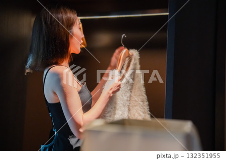 ラグジュアリーなホテルに到着して着替える若い女性 132351955